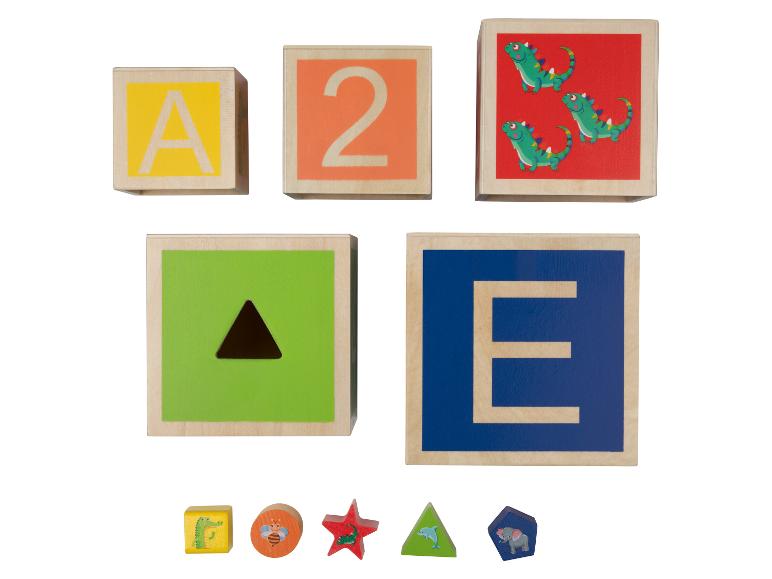 Blocs en bois avec lettres A, E, chiffre 2, crocodiles et formes géométriques avec animaux.