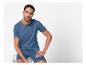 T-shirt et short bleus pour homme.