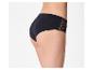 Culotte noire avec de la dentelle sur le côté, portée par une femme