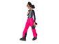 Fille en tenue de ski: pantalon rose, sous-vêtement thermique gris, bonnet noir, lunettes et gants.