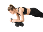 Femme faisant du gainage avec une roue abdominale avec support.