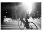 Un cycliste roule à vélo sur un passage piétonnier en ville.