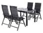 Ensemble de salle à manger d'extérieur avec une table noire et quatre chaises pliantes.