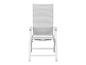 Chaise pliante grise en aluminium avec accoudoirs.
