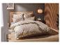 Chambre avec un lit en bois et une literie beige à carreaux, des murs clairs et des panneaux de bois.