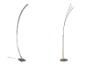Deux lampadaires modernes et incurvés avec une finition argentée.