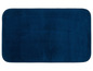 Un tapis de bain bleu foncé.