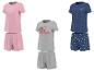 Trois ensembles de pyjamas pour femmes : rose avec 'Call it a Day', gris avec un paresseux et bleu marine avec des marguerites.