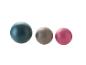 Trois ballons d'exercice: vert, gris et rose.