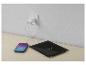 Smartphone et tablette en charge avec un adaptateur mural sur une table en bois.