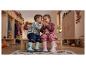 Deux enfants en cirés et bottes de pluie colorés chuchotent dans un vestiaire décoré d'automne.