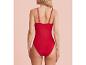 Un body de lingerie rouge à bretelles fines.