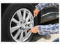 Une personne utilise une clé dynamométrique pour serrer une roue de voiture.