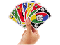 Main tenant un éventail de cartes de jeu colorées avec des chiffres et des symboles.
