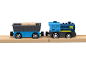 Train jouet bleu avec wagon de marchandises sur des rails en bois.