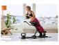 Femme s'entraînant avec un kettlebell CRIVIT de 6 kg et un banc à lombaires.