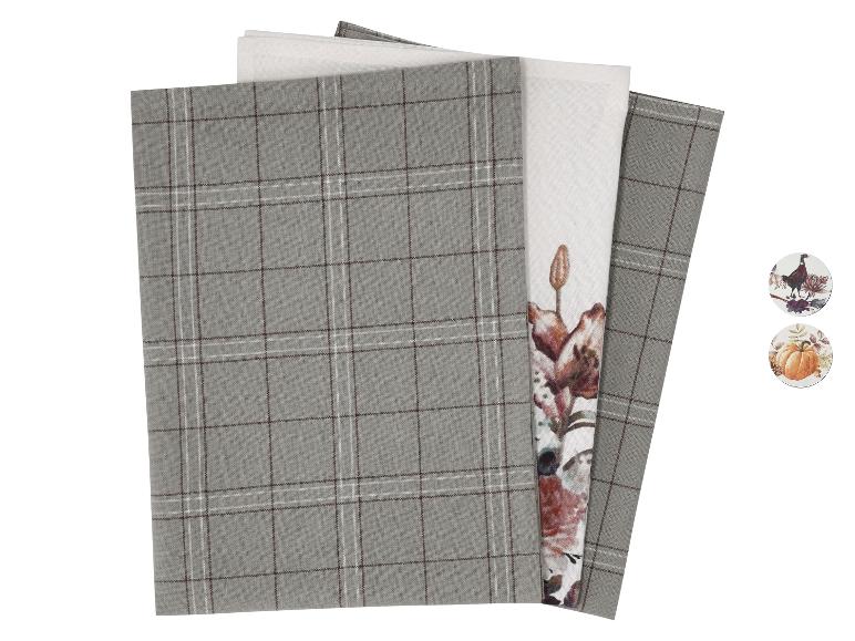 Serviettes de cuisine à carreaux gris avec motifs floraux et accessoires sur le thème de l'automne.