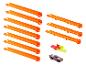 Pistes de course Hot Wheels orange, un lanceur vert et rouge et une voiture jouet.