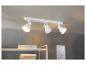 Spot de plafond blanc avec trois lumières dans un intérieur moderne.