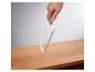 Une main tenant une scie Parkside au-dessus d'une surface en bois.