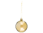 Une boule de Noël ovale dorée brillante avec une ficelle dorée, isolée sur blanc.
