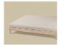 Lit en bois avec matelas beige clair sur fond beige.
