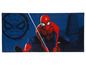 Un tapis bleu avec Spiderman, sa toile d'araignée et un fond de ville.