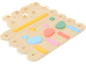 Planche en bois avec des blocs géométriques colorés et des chevilles pour jeux d'enfants.