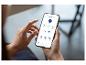 Une main tenant un smartphone avec l'application pour un robot aspirateur SSRA D3.