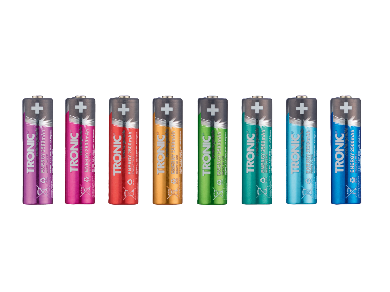 Huit piles AA rechargeables de 2500 mAh dans diverses couleurs vives.