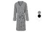 Une robe en tricot grise avec des boutons et une ceinture.