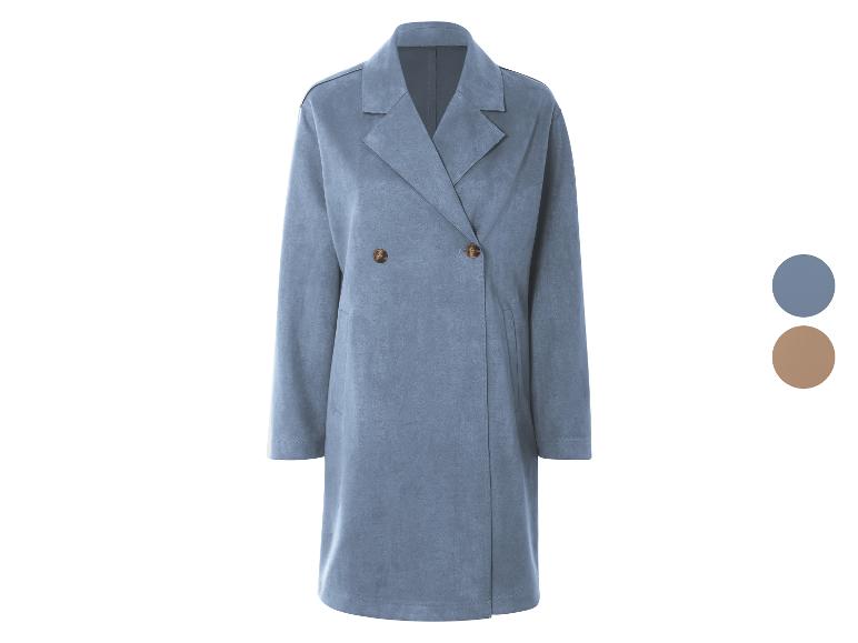 Manteau long en daim bleu clair à deux boutons.