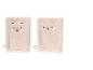 Deux gants de toilette beiges avec des visages d'animaux brodés
