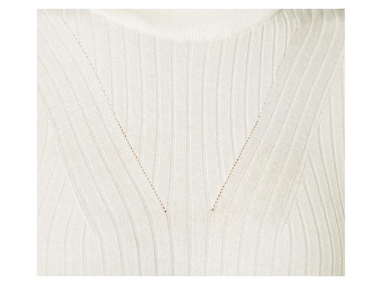 Détail d'un pull blanc en tricot avec un col en V.