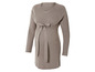 Une robe en maille beige à manches longues avec une ceinture à la taille.