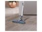 Un aspirateur passant sur un sol en bois.