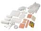 Trousse de premiers secours avec pansements, bandages, gants et autres articles essentiels.