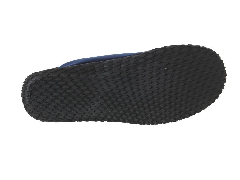 Semelles de chaussures bleues avec une semelle noire texturée.