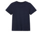 Un t-shirt bleu marine à manches courtes.