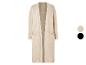 Un cardigan long en tricot beige.