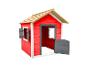 Maisonnette de jeu en bois rouge avec un toit marron clair et des volets gris.