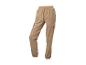 Pantalon cargo beige à jambes fuselées.
