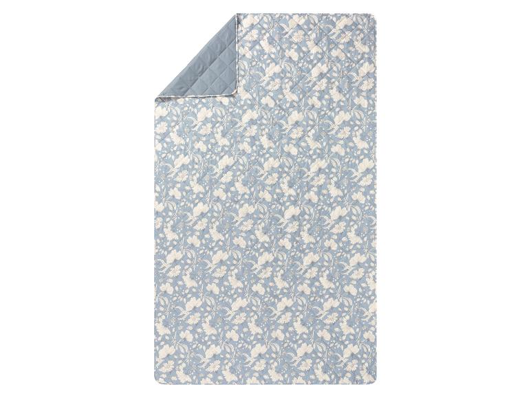 Couette matelassée à motif floral bleu clair.