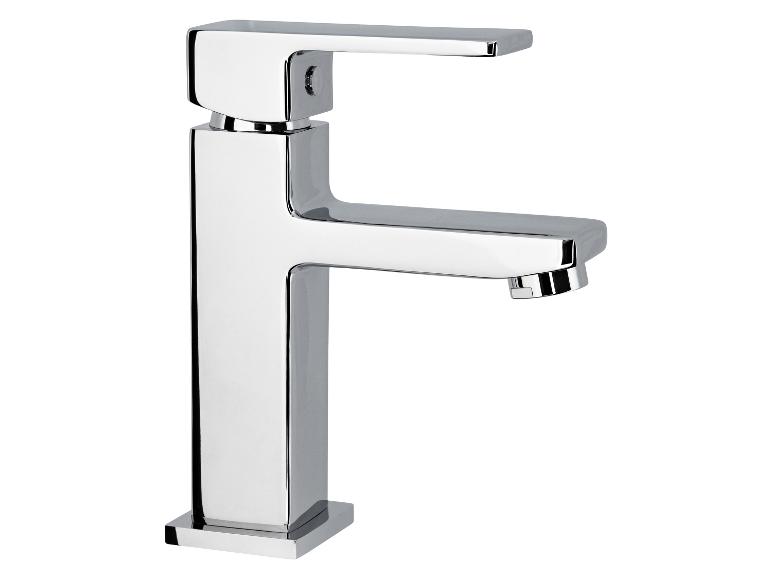 Robinet de salle de bain chromé avec corps rectangulaire.