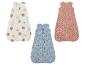 Trois gigoteuses pour bébés avec des motifs d'ours, de sports d'hiver et de fleurs.