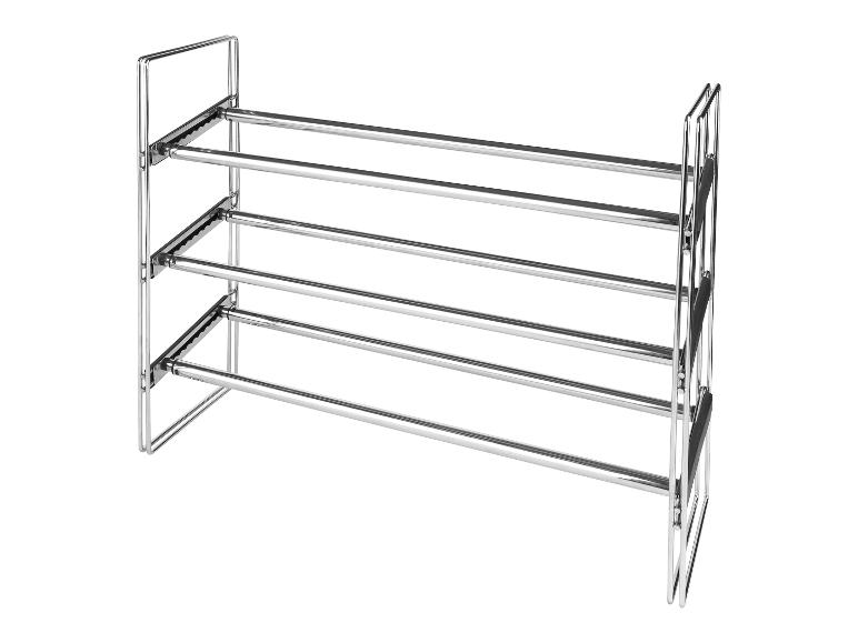 Étagère à chaussures métallique chromée à quatre niveaux.