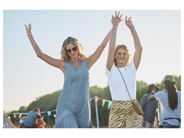 Robes et pantalon zébré : tenues estivales pour festival.