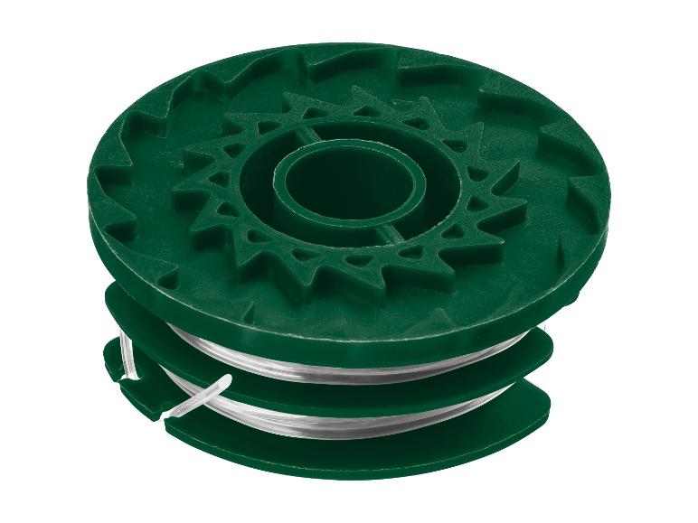 Bobine de fil de coupe-bordure verte sur fond blanc.