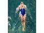 Maillot de bain bleu foncé porté par une femme nageant dans l'eau turquoise.