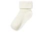 Une paire de chaussettes blanches avec un large bord.